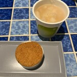 三朝ヨーグルト - 上が、梨ヨーグルト(380円)ごろごろと果肉が入っており、果肉とヨーグルトのバランスが絶妙です。と、ヨーグルトバターサンドクッキー(330円)クリームがカリカリのクッキーに合ってます。(☆∀☆)