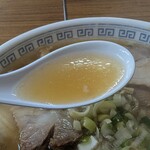 松食堂 - やや鶏ガラ強めの醤油スープ