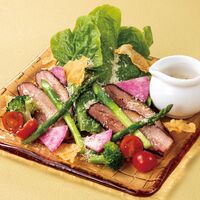 農家のベーコンとアスパラのシーザーサラダ