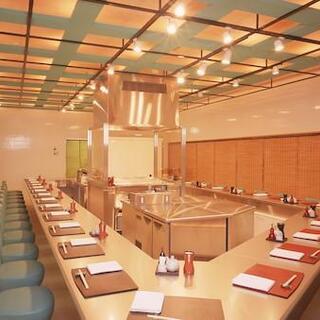 全席カウンター◆ホテルの清潔感あふれるカジュアルな空間