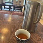 お多福 - 大広間の座敷には卓ごとにポットを置いてくれます