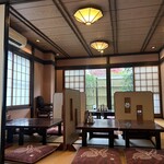 お多福 - 大広間の座敷は明るくて、お庭も見えちゃったりしていい雰囲気