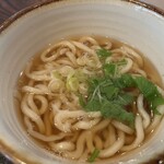 お多福 - セットのおうどんは温かいと冷たいが選べます。ねぎと水菜少し