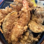 お多福 - 立派なエビ入り！ナス、舞茸、かぼちゃ、玉ねぎゴロゴロかき揚げ！