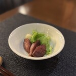 コークス - お通し(ハム？ソーセージ？焼いたヤ〜ツ)(☝︎ ՞ਊ ՞)☝︎ｱｹﾞｱｹﾞ