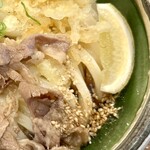 とよ香 - かすかに見えるおうどんの姿...