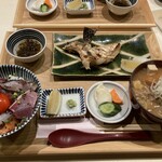 近藤めしの助 - 小さめ海鮮丼と焼魚定食