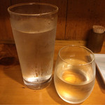 魚んと - 日本酒を頼むと言わなくてもお水だしてくれます。