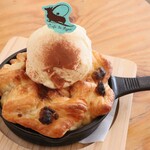 カフェ・ド・リオン パレット - 【2024.12】青森ふじりんご・つがるりんごの焼き上げスキレットアップルパイ(税込1,628円)