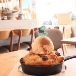 カフェ・ド・リオン パレット - 【2024.12】青森ふじりんご・つがるりんごの焼き上げスキレットアップルパイ(税込1,628円)