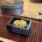 すし処 ひさ田 - ③蒸し黒鮑(瀨戸内海産)、山葵の茎のタルタル掛