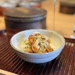 すし処 ひさ田 - ④虎河豚(山口県下関産)の皮&遠江(とうとうみ)&三河(みかわ=身皮)、煮詰め&辛味大根卸し載せ、黒胡椒掛け