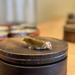 すし処 ひさ田 - ⑲炙り赤鯥(アカムツ、別称:ノドグロ、長崎県対馬列島産)、竜皮(りゅうひ)昆布載せ