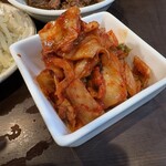 炭火焼肉 にく式 - キムチも酸味少ない好みのタイプ