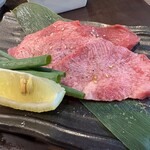 炭火焼肉 にく式 - 上タンと並タン