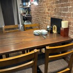 炭火焼肉 にく式 - 落ち着くテーブル席、奥には個室もあり〼