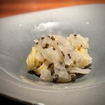 蒼 - 私には初お目見え。程よい食感を残したという泥障烏賊。
      泥障烏賊の甘さ、そしてそれを引き立てるオシェトラの塩味がちょうどいいこと(^^)