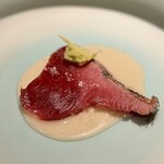 蒼 - すんごいです。この迷い鰹！
      もう、吸い込まれそうなルビー色。そしてグラデーション。その身のねっとりした食感と、それに見合う旨味。
      さらに衝撃なのは、藁焼きにした皮目のうまさ！
      恐るべし(^^)