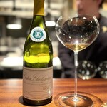 蒼 - 赤座のお供として定番のコルトン・シャルルマーニュですが、より丸みを帯びて来ているように感じます。
      甲殻のお相手に必須のミネラルもしっかり。
      あの海老なら、このぐらい肉厚でリッチなワインがいい♪