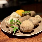 蒼 - 本日の食材、野菜チーム。
      雪下熟成の北あかり、大浦太牛蒡、百合根「月光」、金沢伝統種柚子。
      全部主役です！