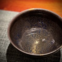 蒼 - このコンソメをいただいた時の、目の覚める、「ハッ」とするような美味しさは、常に新鮮な驚きをくれます。
                    飲み干す頃には、ほぅっと息をつけるような落ち着き♪
                    何度もいただいているはずなのに、毎度感動。