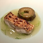 蒼 - これまた立派な白甘鯛だねぇ。
      未体験のふわりとした食感。女王様に相応しい気品と、どこか儚くもあります。
      その女王様を、傍でドッシリ支える太牛蒡。
      見た目の荒々しさに比して、こちらもまたほっこり優しい。