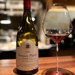 蒼 - グロフィエ、久しぶり。
      但馬玄のジュのソースがしっかり煮詰めてあって、どこか黒糖のようなニュアンスがあるので、ミュジニーのような嫋やかなモノより、ボンヌ・マールでしょう。
      タンニンも残っていて、良き。