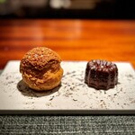 蒼 - この温もりのあるシュークリーム、生地がサクッとした後に少しモチっとして、最高なんです♪
      お腹いっぱいで、カヌレは初めて持ち帰りました(^^)
