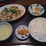 陽陽 - 日替わり定食(鶏皮とほうれん草の炒め)　650円