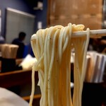 熊本らーめん 育元 - 湯気が昇る、熱々中太ストレート麺 食べ応えあり