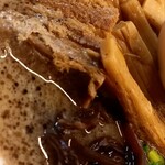 熊本らーめん 育元 - 角煮とスープの味が混じり合うと、さらに絶妙な美味しさ