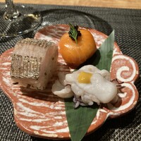 予約制・コース料理 ともなが - 左　トビウオのお寿司