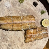 わたべ - 白焼き250g、実山椒と胡椒がお気に入り