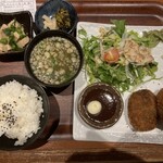 鮮味・鉄板酒場いっとく - 黒毛和牛メンチカツ定食　850円