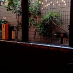 ビストロ ハマイフ - お店は半地下ですが曇りガラスから陽光が差し込みます(^^)