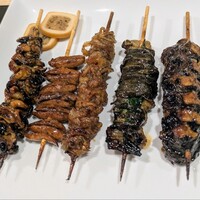天然うなぎ しま村 - 串焼　盛り合わせ（左から肝焼き・レバー焼・つくね焼・ひれ焼・かぶと焼
