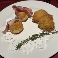 Re Wharf - アミューズ: パルメザンチーズシューにアメリカ産オレゴン18ヶ月熟成の生ハムを乗せて、フライドピクルス、ピクルスの揚げ物初めて食べたが泡に合ういいツマミだった。