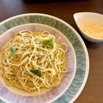 鎌倉パスタ - 料理写真:ジェノベーゼ クリームソース ペコリーノ添え 