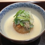 277825715 - 蓮根饅頭
                        テールスープの白味噌仕立て
                        岩津ねぎと和芥子