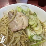 ラーメン二郎 - 豚バラとオプションの長ネギ