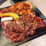 平和苑 - ホルモン(味噌ダレ)とカルビ(タレ)