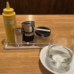 ステーキハウス アパッチ - 卓上調味料＆〆張鶴 ※３日前に蔵詰めで、かつ直送品！