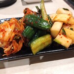 平和苑 - キムチ盛り合わせ