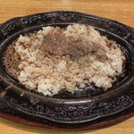 ステーキハウス アパッチ - ガーリックライス ※700gステーキの肉汁を米が吸い込む！