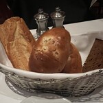 ウルフギャング・ステーキハウス シグニチャー - パン3種　真ん中のオニオンブレッドが美味しい