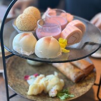 ブリル飯店 - マンゴーミルク、瀬戸内檸檬のレモンケーキ
                    マンゴーとオレンジのロールケーキ
                    ココナッツ饅頭、胡麻団子
                    五目春巻き、焼ニラ饅頭、エビマヨ
                    