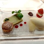 ビストロ　アギャット - 濃厚なピスタチオとチョコレートのテリーヌ　フランスのソルベ　フランボアーズのソースを添えて