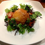 ビストロ　アギャット - リースに見立てた尾長鯛とホタテのパイ包み焼き　ズワイガニのクリームソースとトマトソース