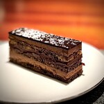 蒼 - こちら、高級品でございます…
      ラムの香り、食感のバリエーション、なによりチョコレートの美味しさ。素晴らしい！
      蒼菓オープン直後にいただいたものより、進化している気がします。