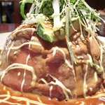 bistro Rafu - ラフ丼(中) 1100円 の山盛りご飯を薄く広い鮪で覆いアボカド、濃いタレ、マヨネーズでトッピング